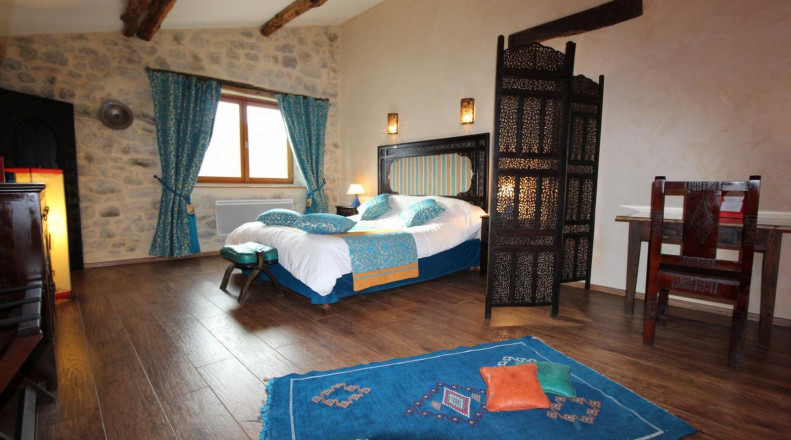 <span  class="uc_style_uc_tiles_grid_image_elementor_uc_items_attribute_title" style="color:#ffffff;">chambre andalouse</span>